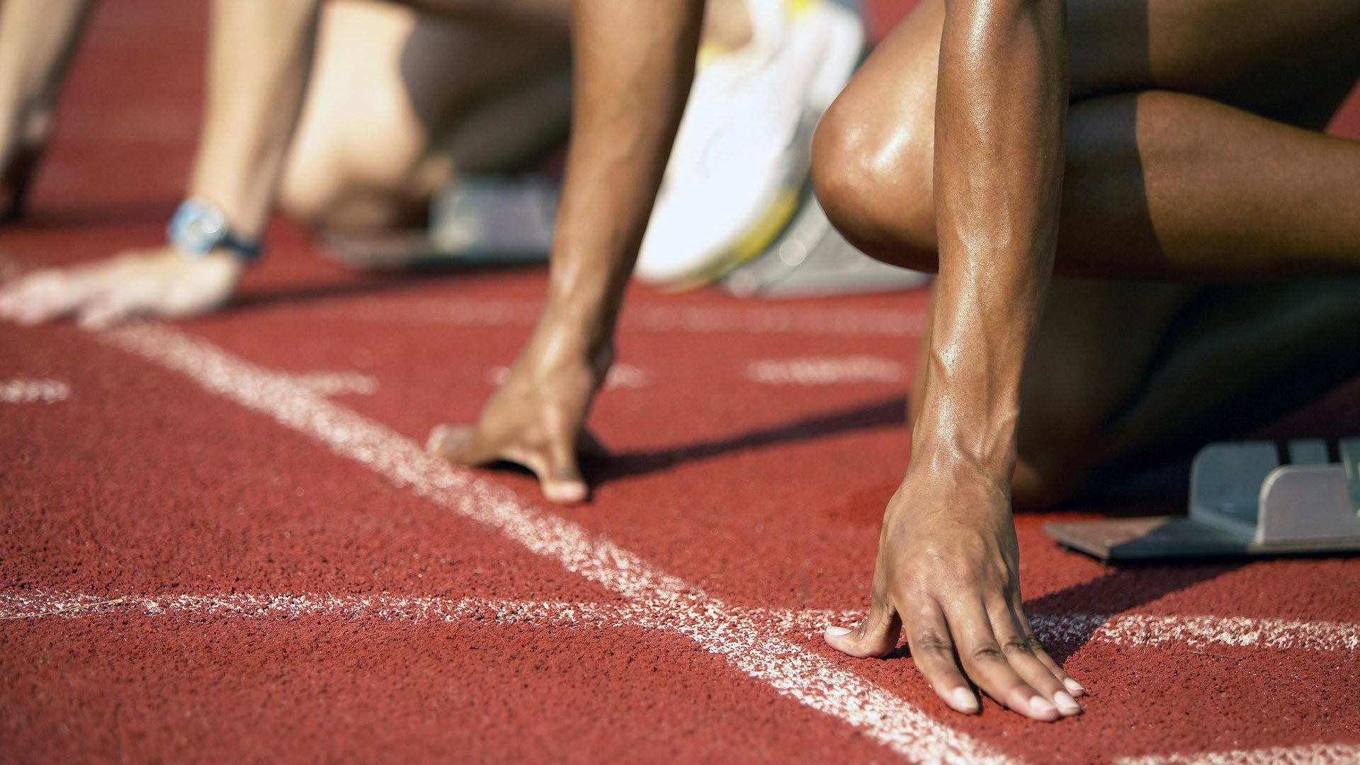 各地举办足球趣味跑比赛，吸引众多参与者，足球趣味项目